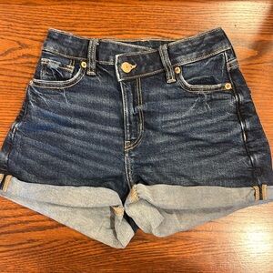 American Eagle “mom short”